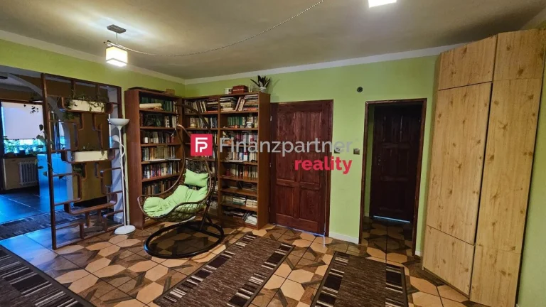 Znížená cena - Na predaj starší dvojgeneračný dom s veľkým p