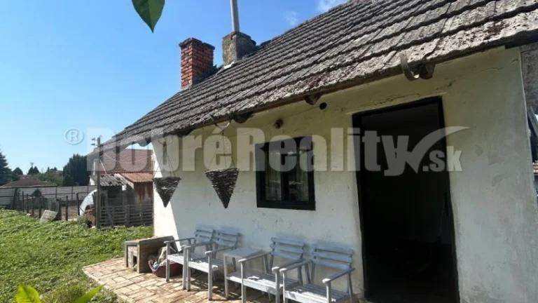 Exkluzívne, pozemok pri Váhu s malou chalúpkou, murovanou pe