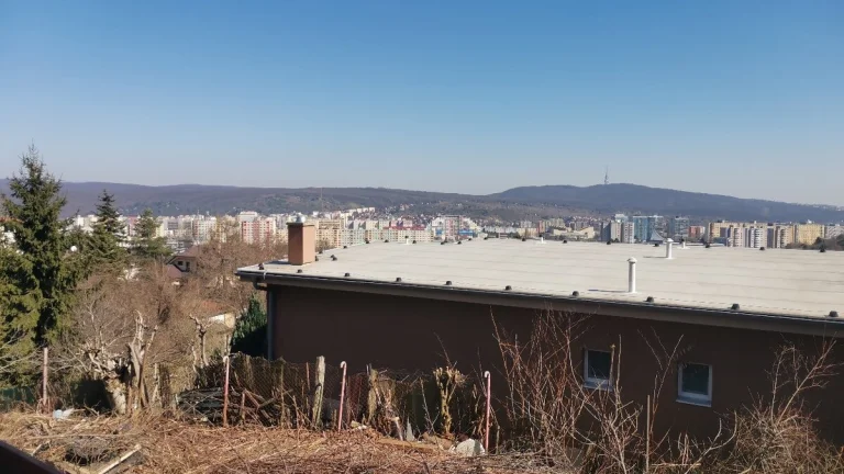 Slnečný záhradný pozemok