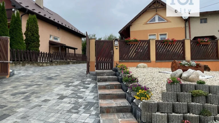 EXKLUZÍVNE NA PREDAJ RODINNÝ DOM V ŽAKOVCIACH