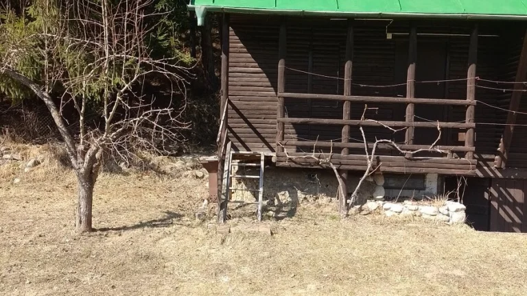 Odstúpim chatku so záhradou