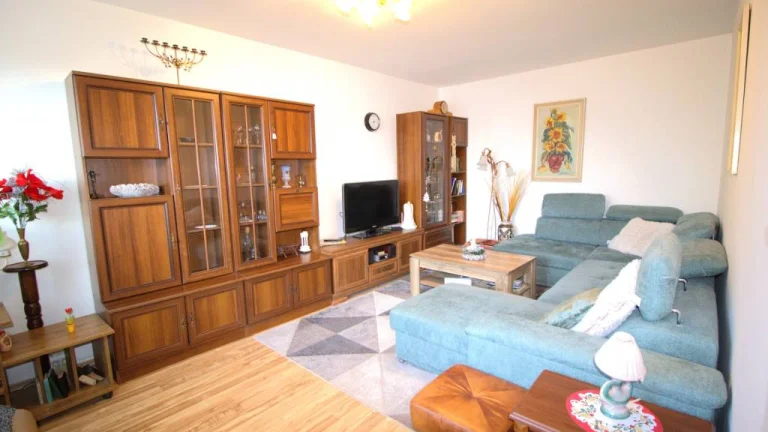 REZERVOVANÝ VEĽMI PRÍJEMNÝ, ZARIADENÝ 2 IZBOVÝ BYT, 53 m2 +
