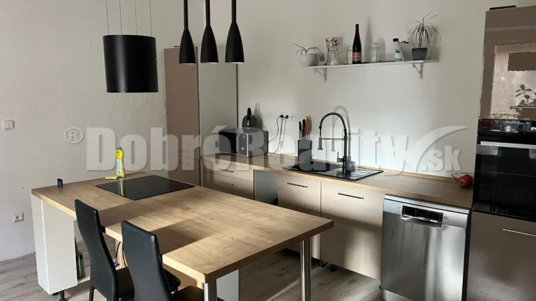 Na predaj priestranný 4 izbovy dom v Kostolnej Vsi