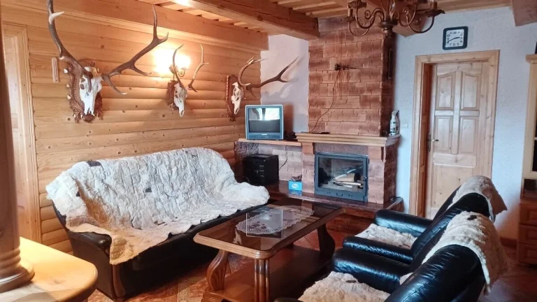 Na predaj poschodova chata, Trávnica