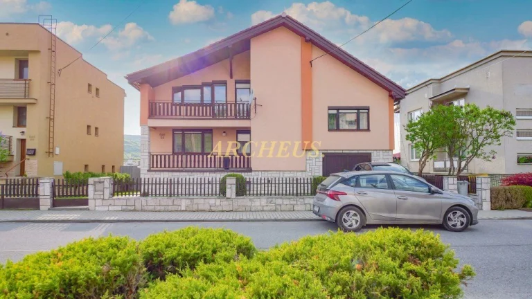 ÚTULNÝ RODINNÝ DOM S GARÁŽOU, POZEMOK 781m2, SVIDNÍK