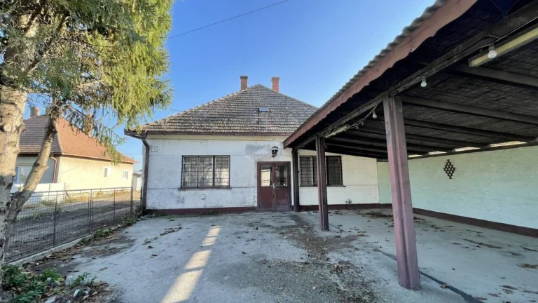 NA PREDAJ: 1129 m2 POZEMOK SO STARTŠÍM DOMOM, BAKA