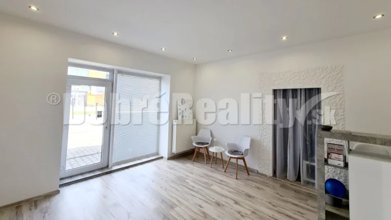 Na prenájom dobre viditeľný priestor na prízemí 42.30m2 s vý