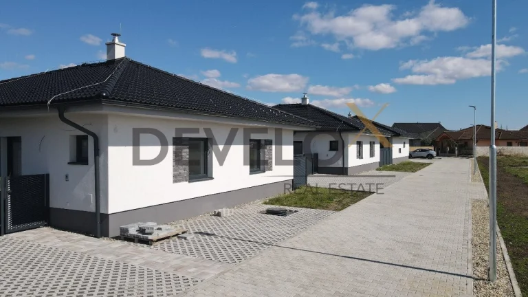 VILADOMY III –4-izbový bungalov v modernej časti v obci Láb