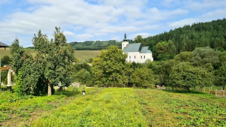 STAVEBNÝ POZEMOK S HOTOVÝM PROJEKTOM S VÝHĽADOM