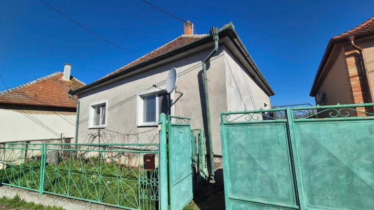 NOVINKA 3 izbový rodinný dom v tichej uličke v obci Beše