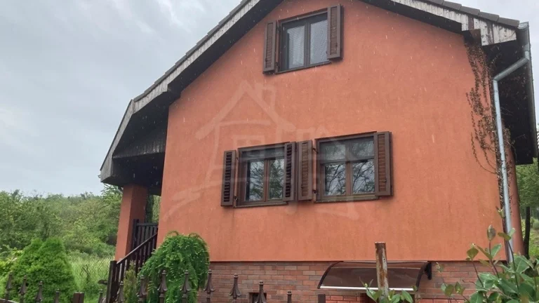 Útulne zrekonštruovaný dom na krásnom slnečnom pozemku s v