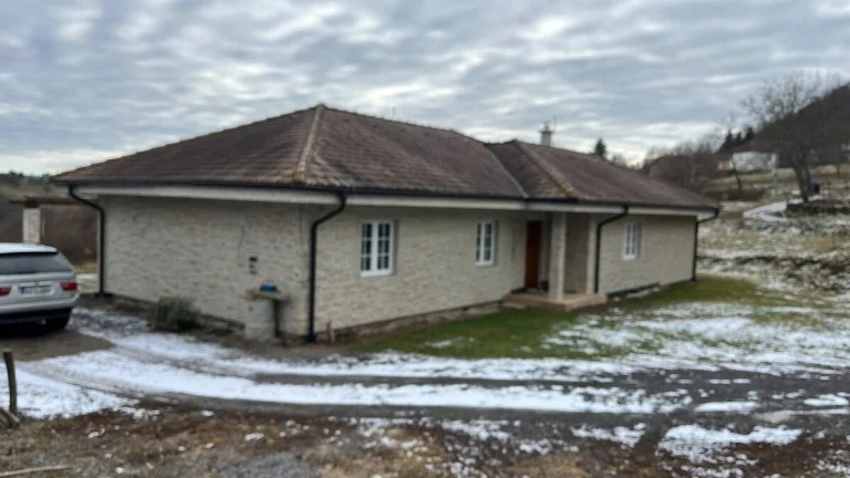 Predaj rodinného domu a pozemkov dražbou v Krupine