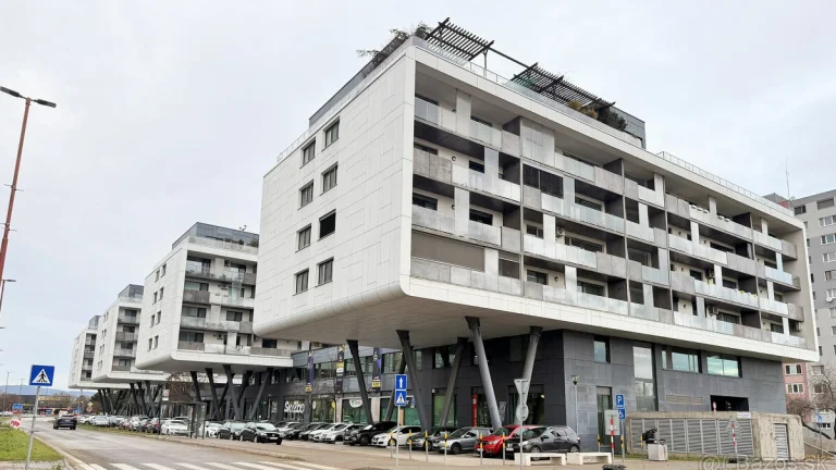 Moderné a flexibilné priestory Skybox 1550 m2 - možnosť deli