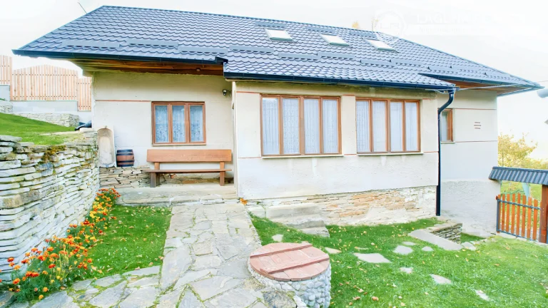 Chalupa s výhľadom na Levočské vrchy
