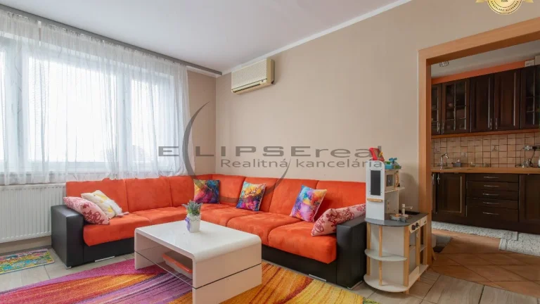 NA PREDAJ priestranný 3-izbový byt s loggiou v Karlovej Vsi
