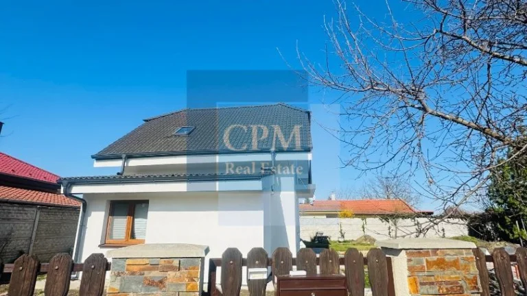 Ponúkame na predaj slnečný 3-izbový rodinný dom v časti Malé