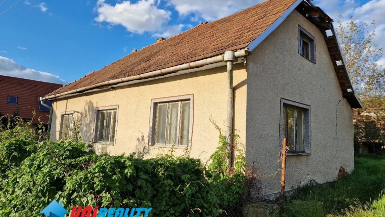 STARÝ DOM v obci HALÁČOVCE – PEKNÝ pozemok na stavbu DOMU /