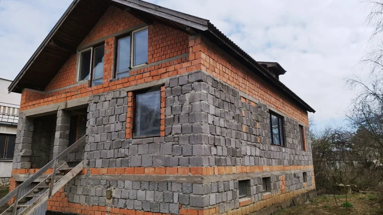 Holodom pred dokončením pre mladú rodinku v obci Veľká Čal