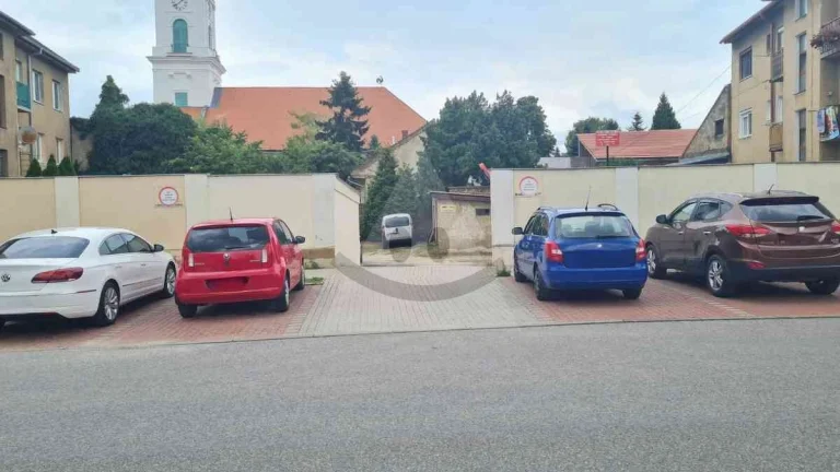 Parkovacie státie v centre mesta Komárno na prenájom