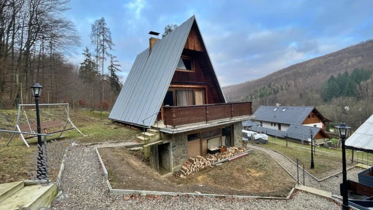 ZNÍŽENÁ CENA - Rekreačná chata – ILIAVSKA DOLINA – 200m2, el
