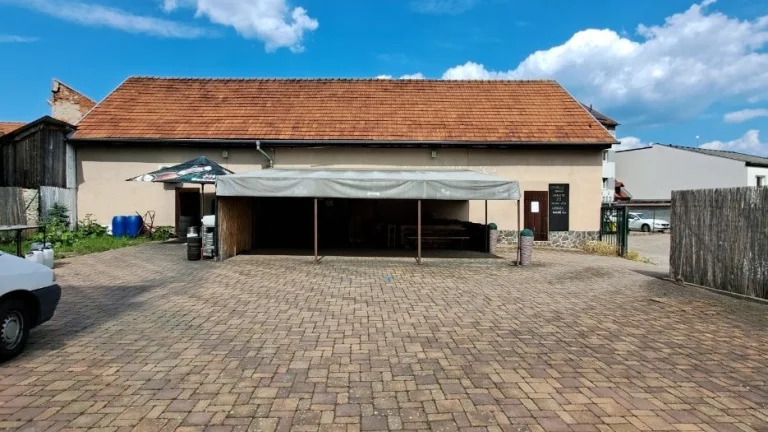 Udržiavaná historická budova v centre 2 na predaj aj s vydlá