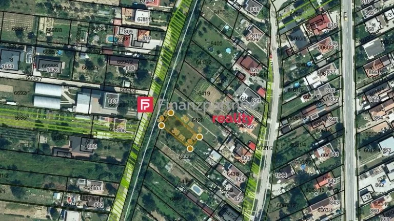 Ponúkame Vám na odpredaj časť záhrady, s perspekívou stavebn