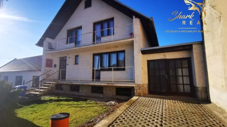 Priestranný 3-podlažný rodinný dom, pozemok 3544 m2