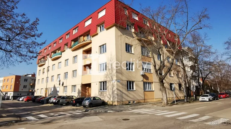 Veľký 3 izbový byt KUZMÁNYHO / Piešťany