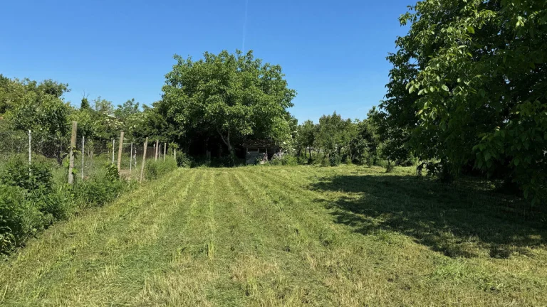 NA PREDAJ - pozemok 2241 m2 v obci Komoča
