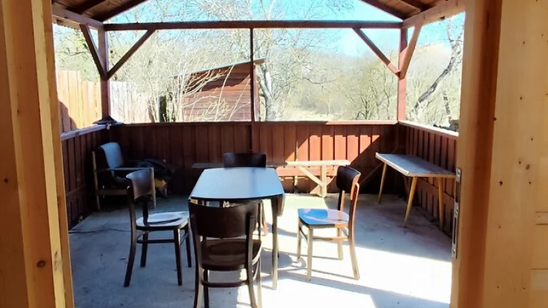 Predám stavebný pozemok s chatkou v obci Bardoňovo
