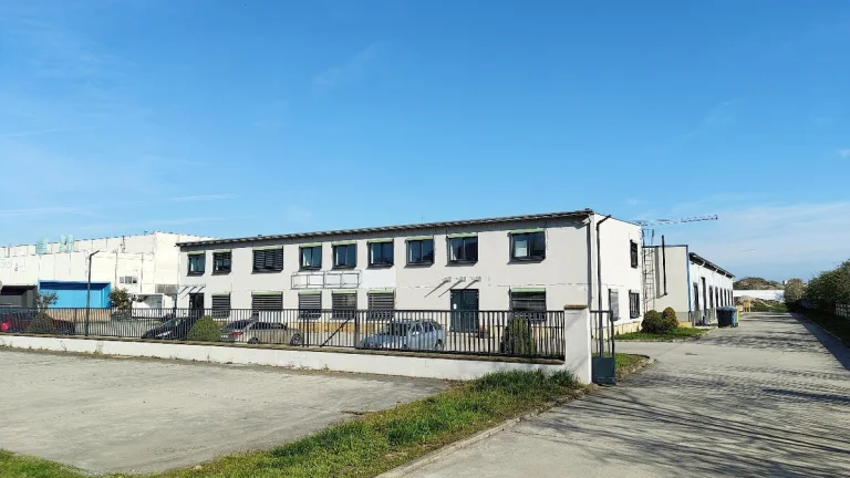 Ponúkame na predaj priemyselnú halu na Poľnej ulici v Senci
