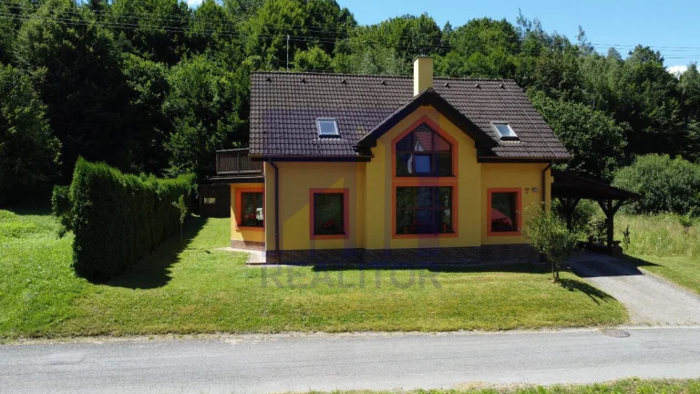 Ponúkame na predaj rodinný dom s krásnym pozemkom