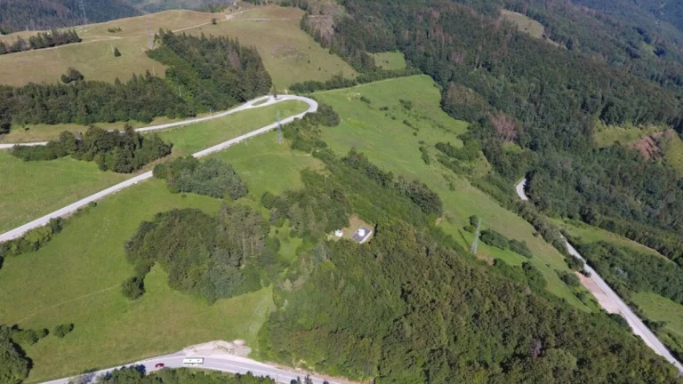 Krásny veľký pozemok 30500m2 pri Palcmanskej Maši,