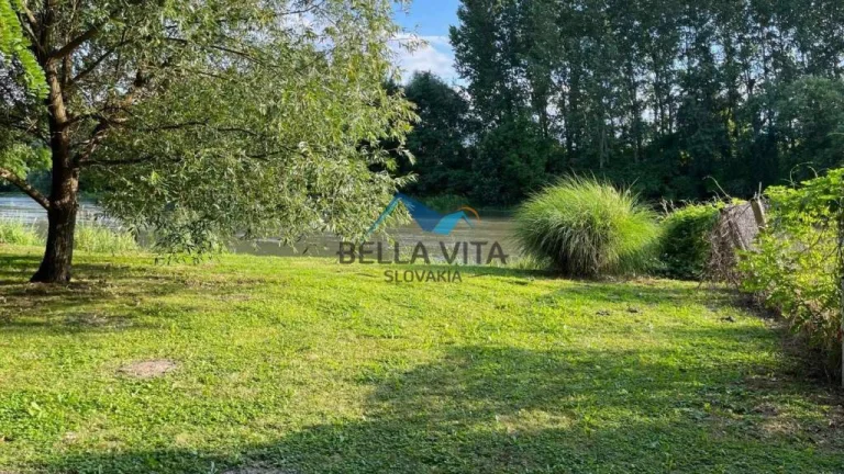 Krásny lukratívny pozemok na brehu Malého Dunaja