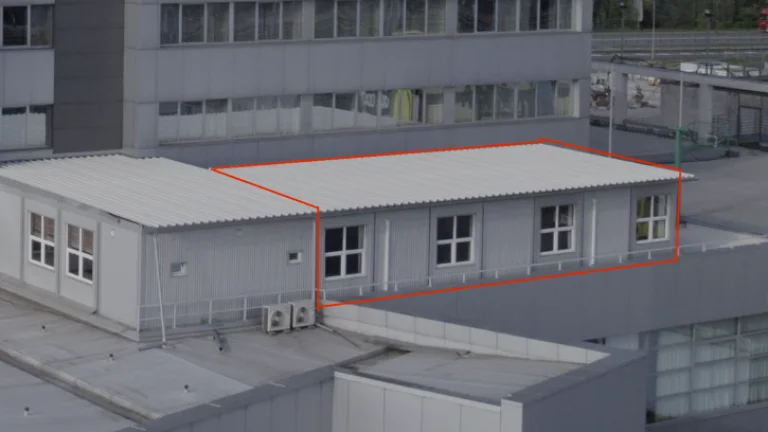 Modulárna kontajnerová predajňa alebo obchodný priestor