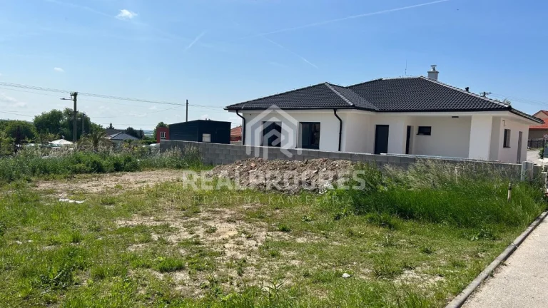 Na predaj pozemok Nitrianske Hrnčiarovce