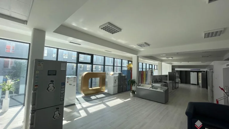 Prenájom obchodný priestor vhodný aj pre showroom 190m2, Rač