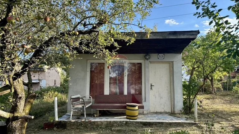 ZNÍŽENÁ CENA Predaj chatky so záhradou na vinici v Lučenci