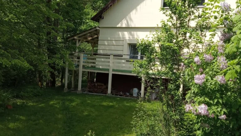 Predám chalupu pri potôčiku Staškov vhodná na podnikanie.
