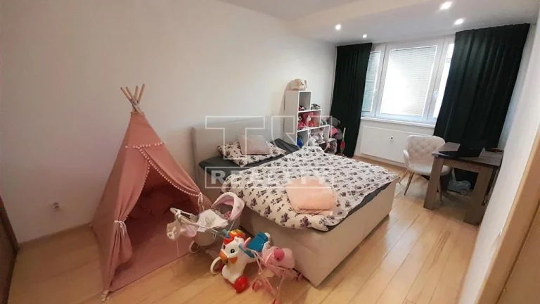 IBA U NÁS 3-IZBOVÝ BYT HLOHOVEC 83m2 + 16m2 terasa
