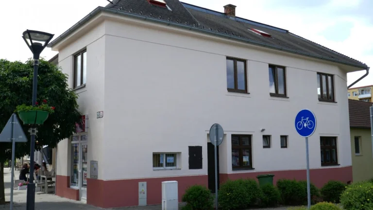 dom na námestí Brezová pod Bradlom