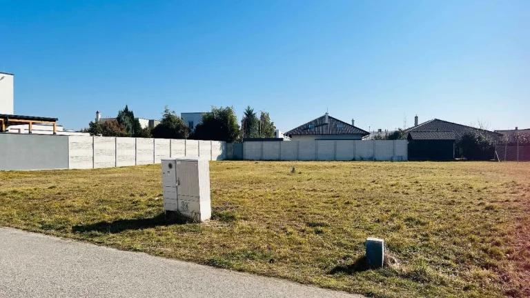 Exkluzívne na predaj stavebný pozemok 1006 m2, Jazerná ulic