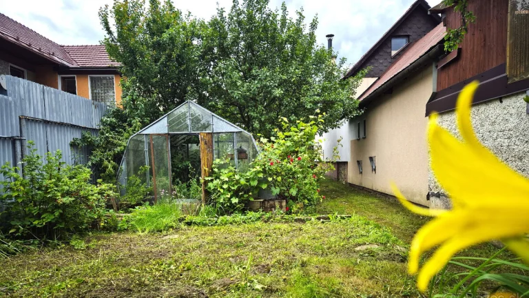 BRUSNO - záhrada so skleníkom, záhradným domčekom a garážou