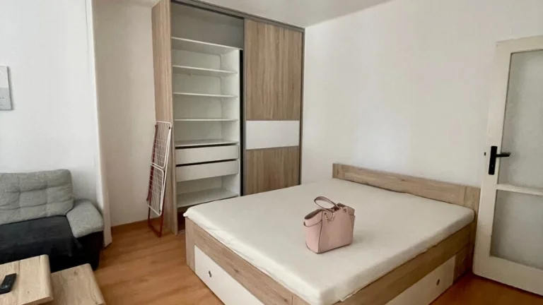 NA PRENÁJOM: Veľký, zariadený 1,5 izbový byt s balkónom v ce