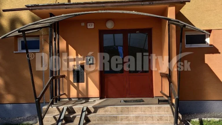 NA PREDAJ VEĽKÝ ZREKONŠTRUOVANÝ 2-IZBOVÝ BYT V CENTRE MESTA