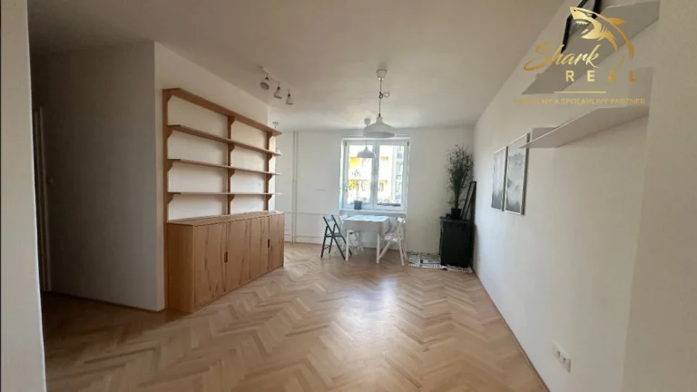 Priestranný 2,5 izbový byt v Ružinove