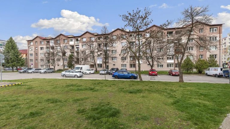 SENEC – NA PREDAJ plnohodnotný 3 izbový byt, v blízkosti pri