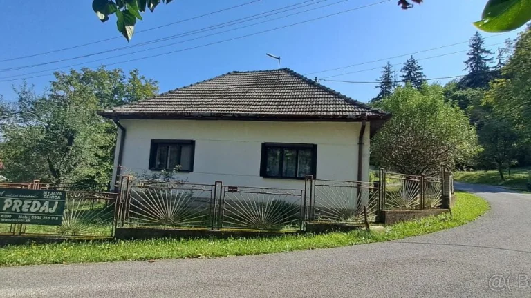 Ponúkame na predaj dom v tichej časti obce Hrašné.