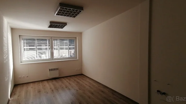 PRENÁJOM: kancelária, 24 m2, Námestie slobody