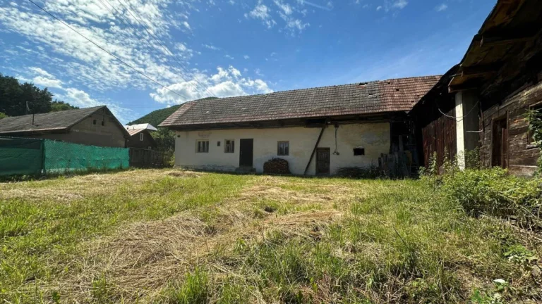 REZERVOVANÉ Pozemok so starším rodinným domom v obci Stupné